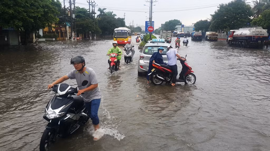 Không ít xe máy, ô tô chết máy do nước lớn.