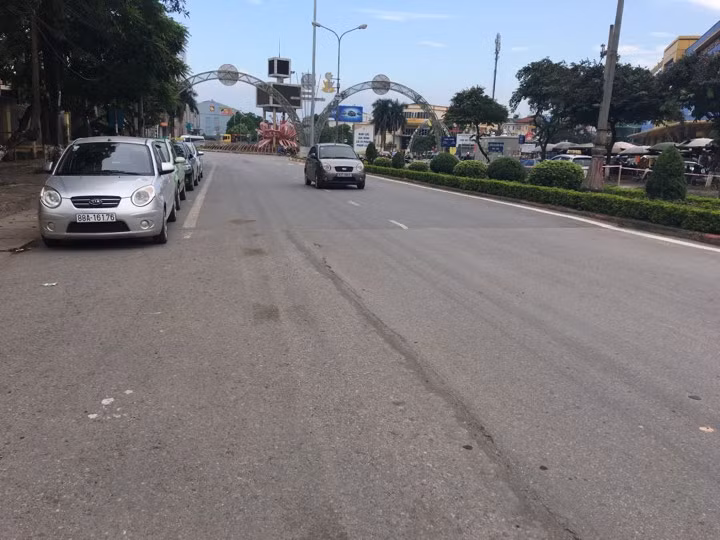 Thời gian gần đây, người dân sống ven hai bên đường Trần Phú (phường Liên Bảo, TP Vĩnh Yên, tỉnh Vĩnh Phúc) rất bất ngờ khi con đường Trần Phú được cho là tuyến đường nội thị khang trang tại TP Vĩnh Yên - trung tâm kinh tế, chính trị của tỉnh Vĩnh Phúc được "vá chằng vá đụp" nhìn như “tấm áo rách vá chằng chịt của chị Dậu”.