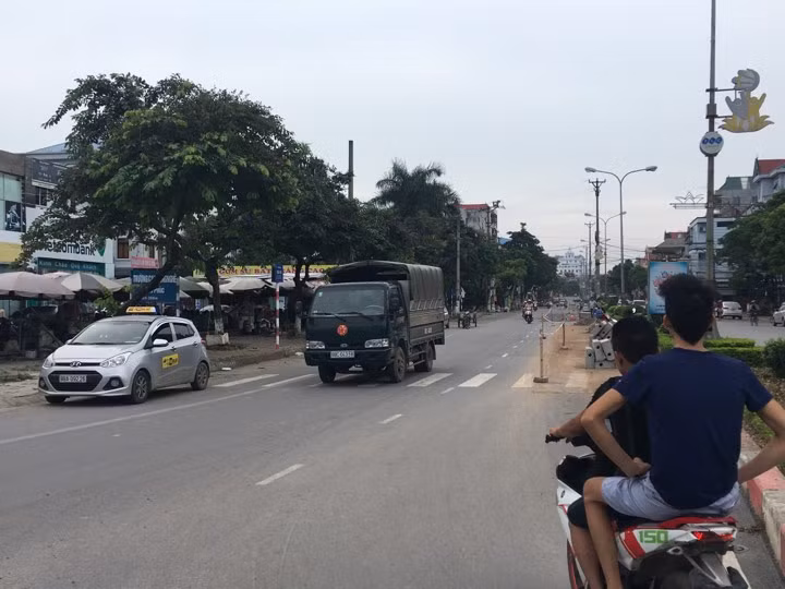 Nhiều người dân tỏ ra khó hiểu, bởi con đường mà họ cho là còn đẹp và bằng phẳng trước đó, khoảng 1 tuần nay đã bị các công nhân làm đường dùng thiết bị xúc lớp mặt đường lên, để vài tiếng hoặc qua đêm rồi vá lại. Ngay bản thân những người dân sinh sống tại đây cũng không hiểu việc đào đường lên rồi vá lại như thế thuộc dự án nào và mục đích để làm gì? Bởi vậy, họ đã gửi thông tin lên báo chí để tìm hiểu xác minh.
