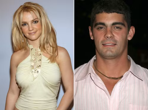  Britney Spears và Jason Alexander. Jason Allen Alexander là người là người chồng đầu tiên của Britney Spears. Năm 2004, người hâm mộ vô cùng bất ngờ khi nàng ca sĩ đột ngột kết hôn. Sau một đêm tiệc tùng ở Las Vegas, Britney Spears và Jason Alexander, người bạn thời thơ ấu đã lái xe thẳng tới một nhà thờ nhỏ để làm lễ cưới. Tuy nhiên cuộc hôn nhân của Britney Spears chỉ kéo dài 55 tiếng. Sau khi ly dị, Britney Spears thừa nhận đã không nhận biết được hành động kết hôn đó của mình.