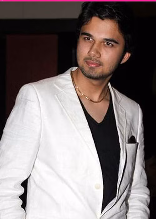 Ở tuổi 17, ngoại hình của Avinash Mukherjee đã thay đổi khá nhiều so với thời đóng “Cô dâu 8 tuổi”. 