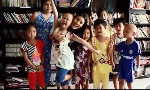 Lan Khue dua ban do co Hoang Sa Truong Sa den Miss World