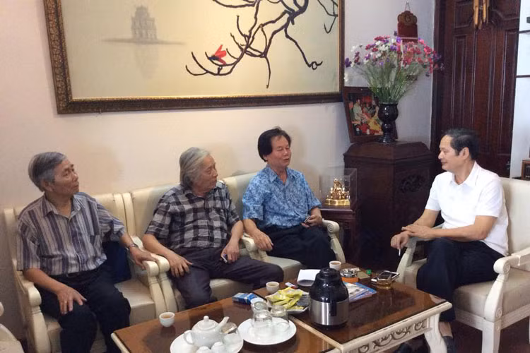 Ngày 14/5, ba nhà thơ xứ Nghệ gồm Vương Trọng, Mai Hồng Niên và Hồ Thân Tình đến thăm nhạc sĩ Anh Thuyên tại văn phòng. Cuộc viếng thăm của ba người đồng hương này khiến ông nhớ lại bài hát “Xứ nghệ” ông từng viết nhưng chưa có dịp công bố.