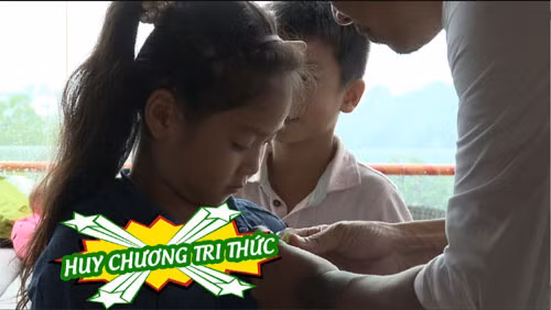 Mặc dù liên tục đưa ra câu hỏi hóc búa cho các bé như: Vua Lý Nhân Tông sinh ra ai? Vợ của Lạc Long Quân là ai?... Tuy nhiên cả 4 bé đều lần lượt vượt qua được và được trao “Huy chương tri thức”.