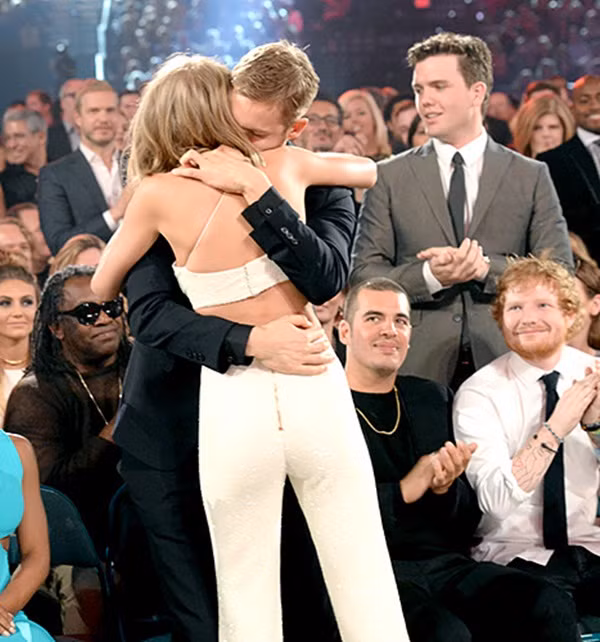 Taylor và Calvin tình tứ tại lễ trao giải MTV Awards 2015.