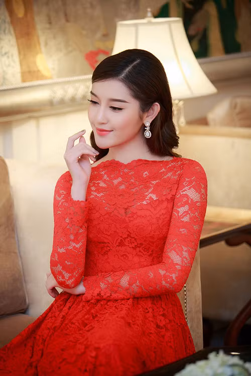 A hau Huyen My gia dan voi vay ren do ruc-Hinh-4
