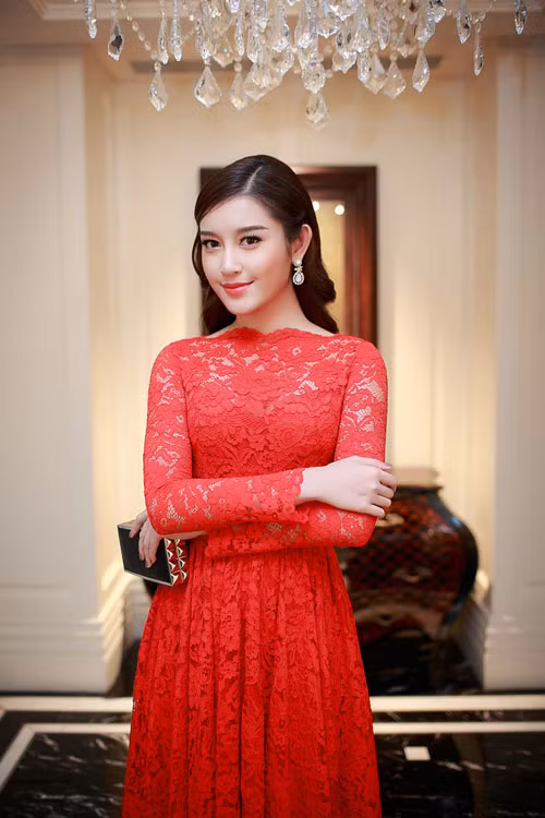 A hau Huyen My gia dan voi vay ren do ruc-Hinh-6