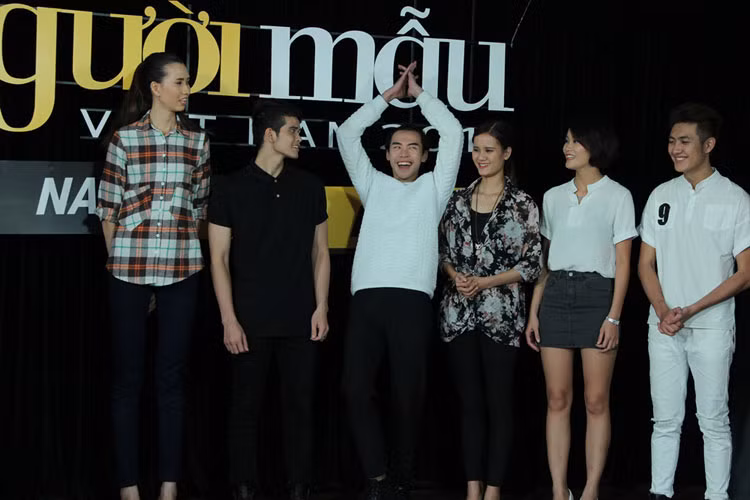 Nổi bật nhất chính là Võ Thành An (thứ 3 bên trái) khi thí sinh này thể hiện sự thông minh, nhanh nhạy trong việc biến những câu kịch bản hiện trên màn hình thành lời nói của riêng mình. Anh cũng là thí sinh chiến thắng thử thách này.