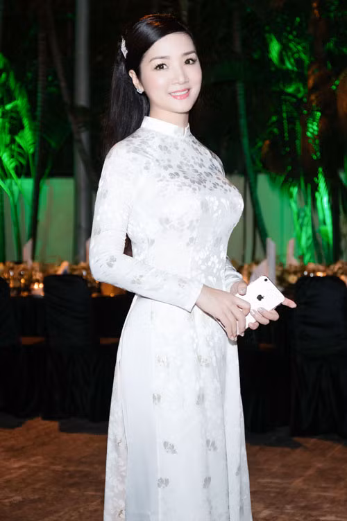 Nhân ngày phụ nữ Việt Nam 20/10, trước khi lên đường sang Hàn Quốc công tác, Hoa hậu Giáng My đã mở tiệc chúc mừng tại nhà riêng.