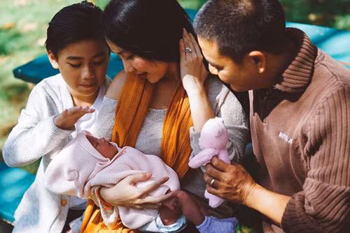 Sau khi kết hôn, Kim Hiền đã sang Mỹ rồi sinh con gái. Từ đó cô luôn cập nhật trên trang cá nhân những hình ảnh hạnh phúc của gia đình. Đây được xem là cái kết tròn trịa viên mãn cho nữ diễn viên "Cưới chạy".