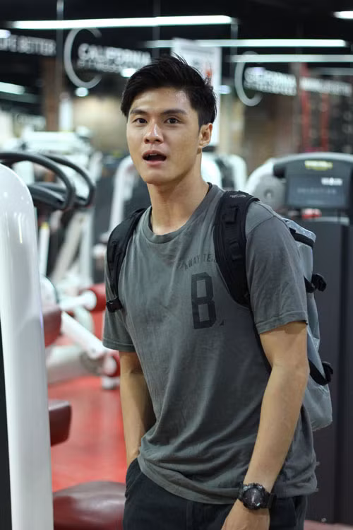 Trong khi đó, Huy của Lâm Vinh Hải lại là một chàng trai chu đáo, mạnh mẽ và quyết liệt giành lại cảm tình của Ken. 