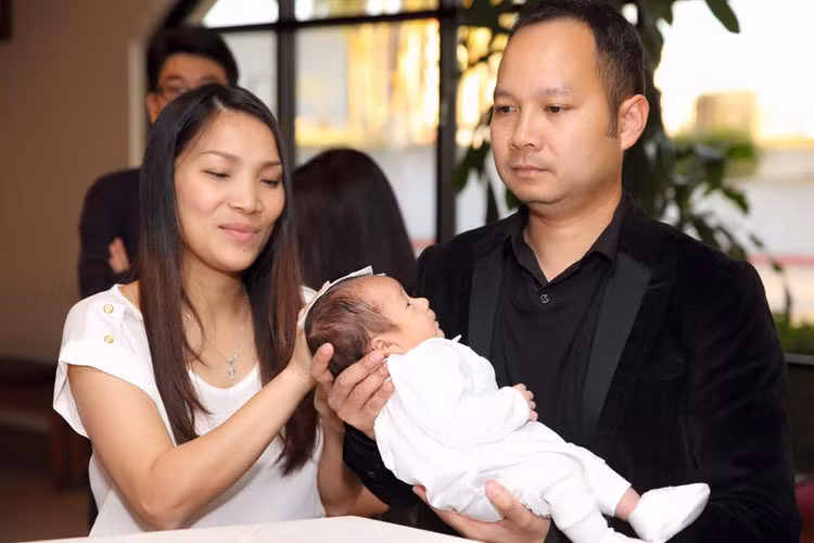 Nữ ca sĩ "Mắt nai" đang có một cuộc sống vẹn tròn viên mãn khi được ông xã Thomas Nguyễn yêu thương chia sẻ. Không chỉ là một người chồng tận tâm, yêu vợ, Thomas còn là một người cha mẫu mực yêu con vô bờ bến.