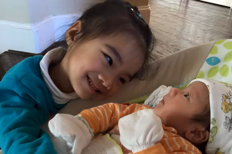 Dù không được làm út nữa nhưng bé vẫn thích vì được làm chị. Điều đó thể hiện, Hồng Ngọc và chồng biết cách dạy con cái chia sẻ tình yêu thương với mọi người.
