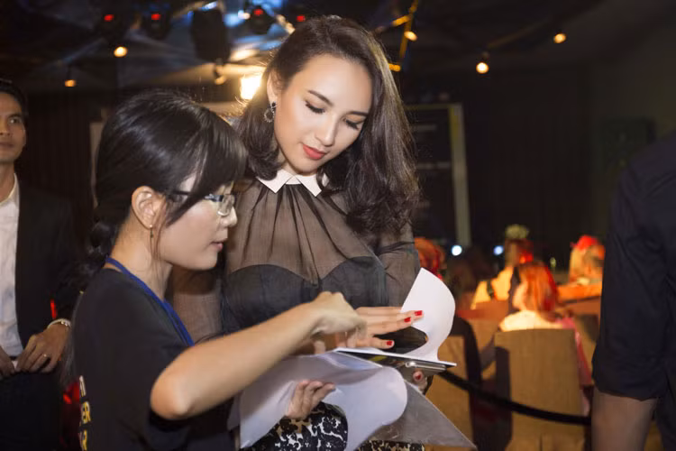Cô xem lại kịch bản trước khi chương trình bắt đầu.