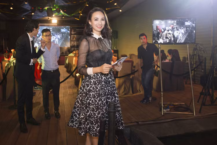 Ngoài ra, nhờ tài ăn nói có duyên và gu thời trang tinh tế, người đẹp đã nhận được nhiều lời mời làm MC cho các chương trình.