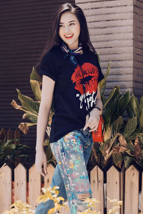 Xuất thân là người mẫu ảnh rồi chuyển sang đóng phim, Sella Trương thay đổi hình tượng từ dịu dàng sang quyến rũ và gợi cảm.