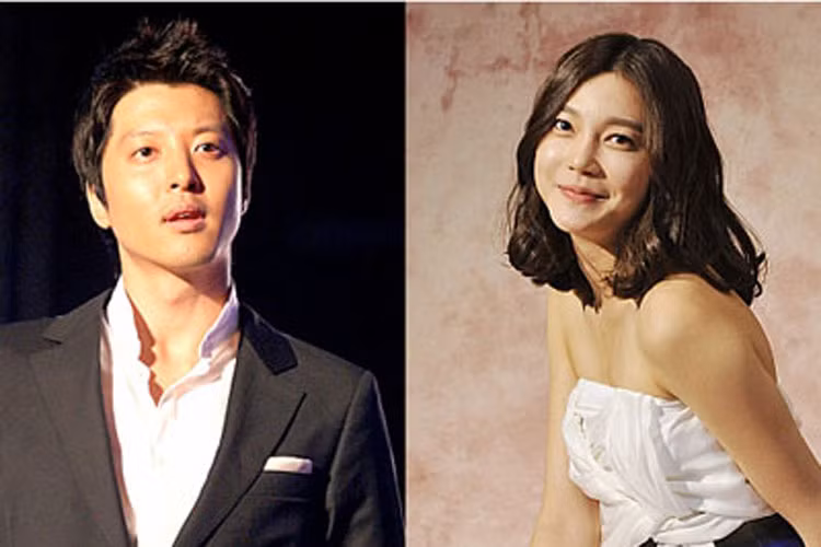 Ngoài Han Ji Hye, Lee Dong Gun từng được cho là “cặp kè” nữ diễn viên xinh đẹp Cha Ye Ryun vào cuối năm 2008. 
