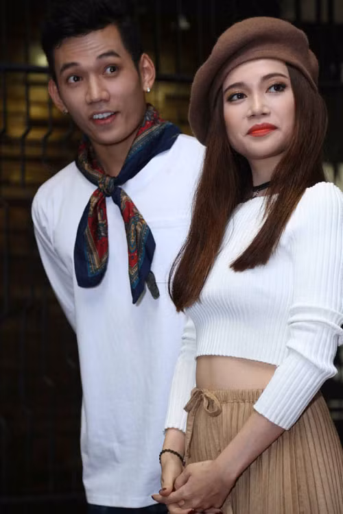 Sánh đôi cùng cô là một Lý Bình trẻ trung và thời trang không kém.