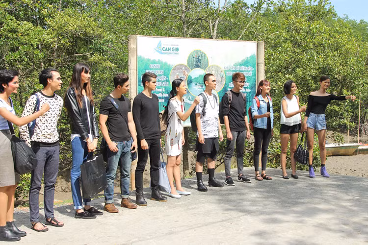Trong khi đó, ở thử thách chụp hình, top 11 Vietnam’s Next Top Model được đưa đến khu du lịch Đảo Khỉ, Cần Giờ.