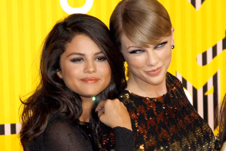 Taylor Swift (phải) và Selena Gomez dường như đã có khoảng thời gian mặn nồng với nam diễn viên Taylor Lautner. Tuy nhiên, chuyện tình lãng mạn của hai nữ ca sĩ với ngôi sao “Chạng vạng” diễn ra chóng vánh. Ngoài Taylor Swift và Selena Gomez, còn có nhiều sao Hollywood từng hẹn hò với tình cũ của bạn thân. 