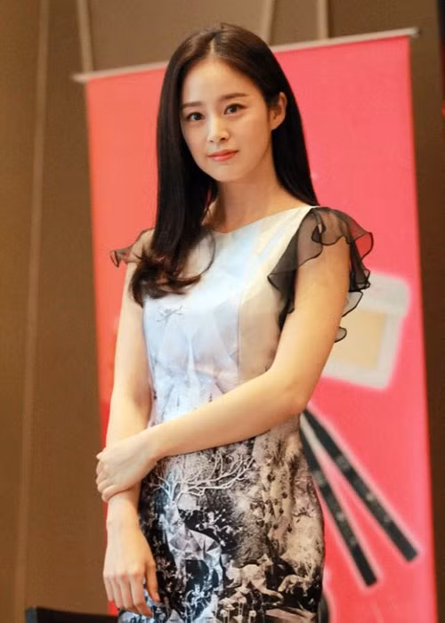 Với nhan sắc đẹp rạng ngời, Kim Tae Hee luôn trở thành tâm điểm mỗi khi xuất hiện trước công chúng.
