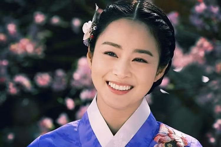 Kim Tae Hee còn “thôi miên” rất nhiều người hâm mộ với nụ cười đẹp mê hồn.