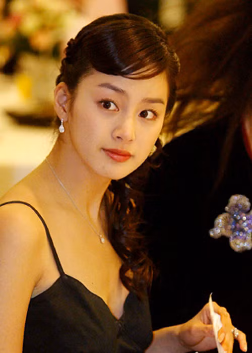 Sở hữu đôi mắt to tròn rất có hồn, mỹ nhân đẹp nhất xứ Hàn Kim Tae Hee được rất nhiều khán giả yêu mến với vai diễn Han Yu Ri trong bộ phim “Nấc thang lên thiên đường”.