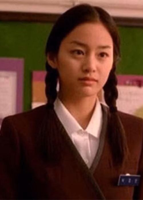 Vẻ đẹp tự nhiên đã giúp Kim Tae Hee lọt vào mắt xanh của một giám đốc quảng cáo và được mời hợp tác năm 2000. Từ đó, cô bắt đầu sự nghiệp người mẫu và tham gia bộ phim đầu tay “Last Present” năm 2001.