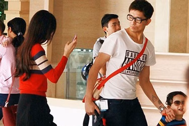 Giữa lúc nhiều người tin rằng cuộc hôn nhân của họ không thể cứu vãn, Trương Quỳnh Anh và con trai bất ngờ xuất hiện cùng với Tim tại sân bay.
