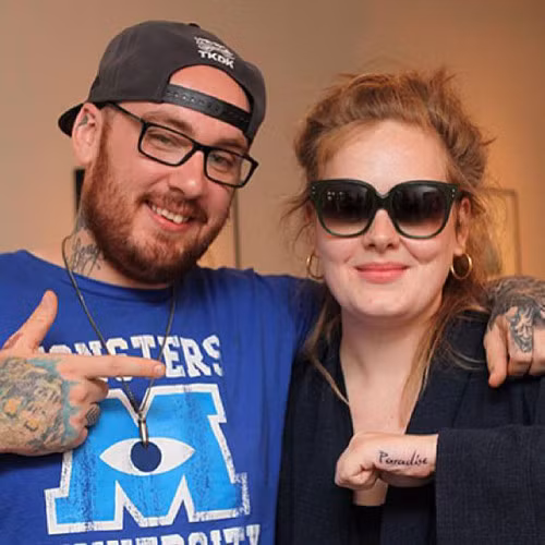 Adele có 5 hình xăm trên cơ thể. Trong đó có hai hình ở cổ tay trái, một hình ở bàn tay phải, một hình dưới tai phải và một hình xăm bí mật trong cơ thể.