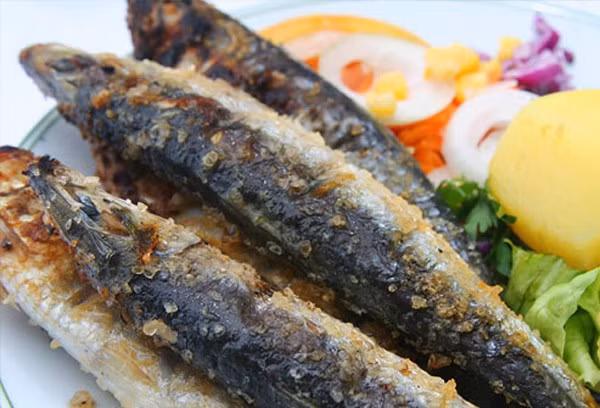 Cá là món ăn bổ dưỡng với trẻ, tuy nhiên, có một số loại cá nhiều xương, nếu không cẩn thận sẽ gây hóc. Một số loại cá lại chứa hàm lượng thủy ngân không chỉ không tốt cho hệ tiêu hóa mà còn dễ gây ngộ độc với trẻ: Cá kiếm, một số loại động vật có vỏ.