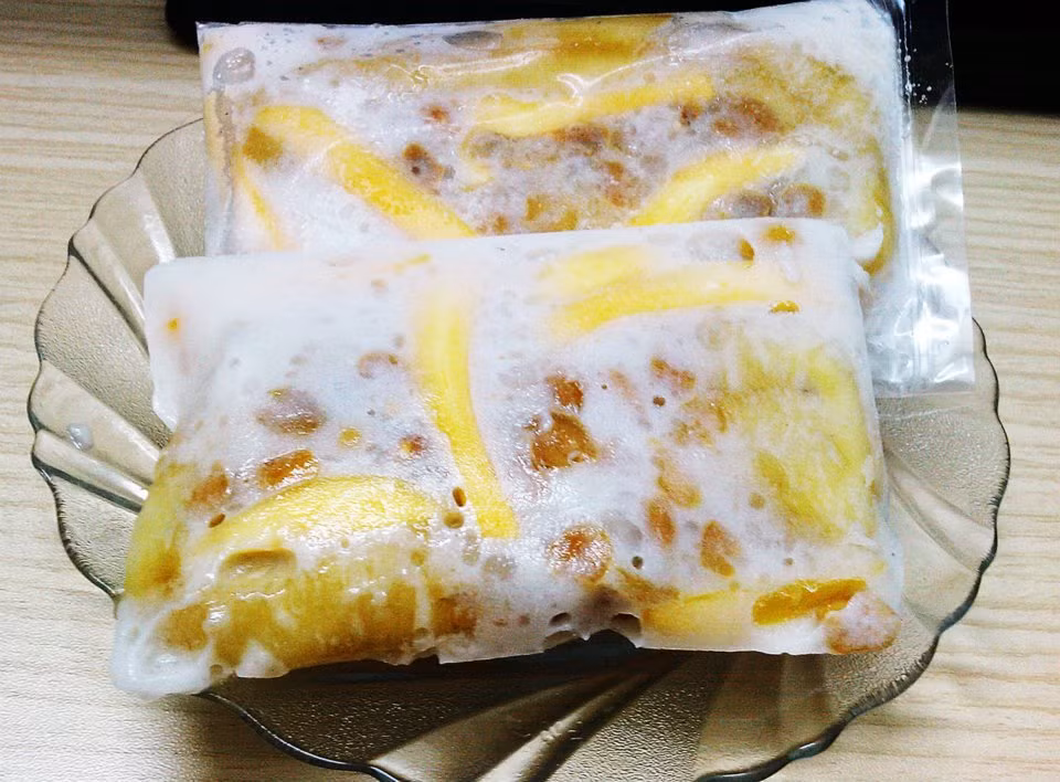 Chỉ cần cho một trái chuối vào ngăn đá cho đông cứng lại, rồi đưa vào máy xay cho đến khi tạo thành một hỗn hợp xốp nhẹ và mịn như kem. Vậy là bạn đã có món kem chuối xay ít béo, ngọt tự nhiên mà vẫn vô cùng ngon lành. Ảnh:webtretho