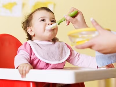 Bé quá hiếu động : Trẻ em quá hiếu động thường có hệ tiêu hóa kém và ít vi khuẩn có lợi sống tại đường ruột, do đó cơ thể không hấp thụ hết dinh dưỡng từ thức ăn.