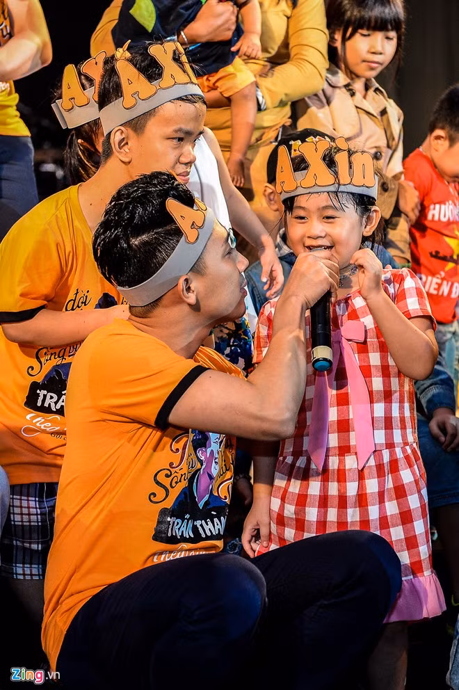 Trấn Thành đã thực hiện các yêu cầu của fan trên sân khấu như vừa hát vừa nhảy, thể hiện tài beatbox, song ca cùng Hari Won, ký tặng đĩa DVD Liveshow Bình tĩnh sống…