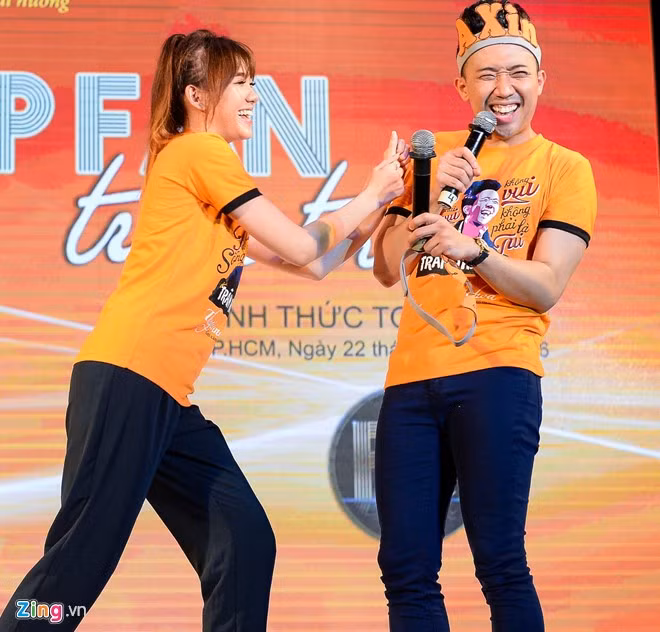 Trong khi trò chuyện cùng fan, Trấn Thành không quên dành những lời có cánh cho người yêu. "Khi yêu tôi, Hari chịu nhiều thiệt thòi, cả về danh dự lẫn sự yêu thích của khán giả. Nhưng quan trọng nhất là cả hai chúng tôi thật sự hạnh phúc. Thế giới này mấy tỷ người, còn sống được bao lâu chỉ cần sống trọn vẹn và hạnh phúc với người mình yêu là được", anh nói.