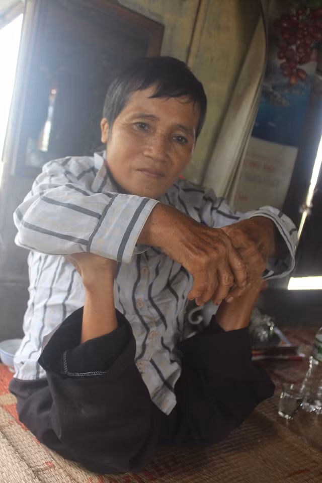 Canh doi co doc cua nguoi dan ba di tat o lang chai Thuy An-Hinh-2