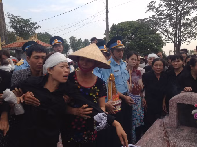 Chị gái ruột của Liệt sỹ Thượng uý Đặng Đình Duy khóc ngất trước sự ra đi của em trai mình.