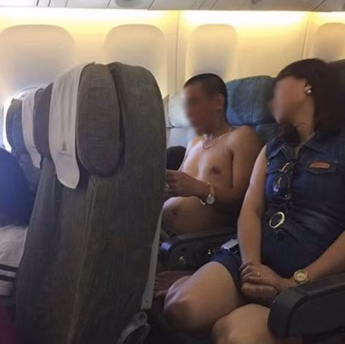 Người đàn ông vô tư cởi trần trong một chuyến bay của Vietnam Airlines ngày 17/6 vừa qua. Nguồn: Facebook L.M.N.