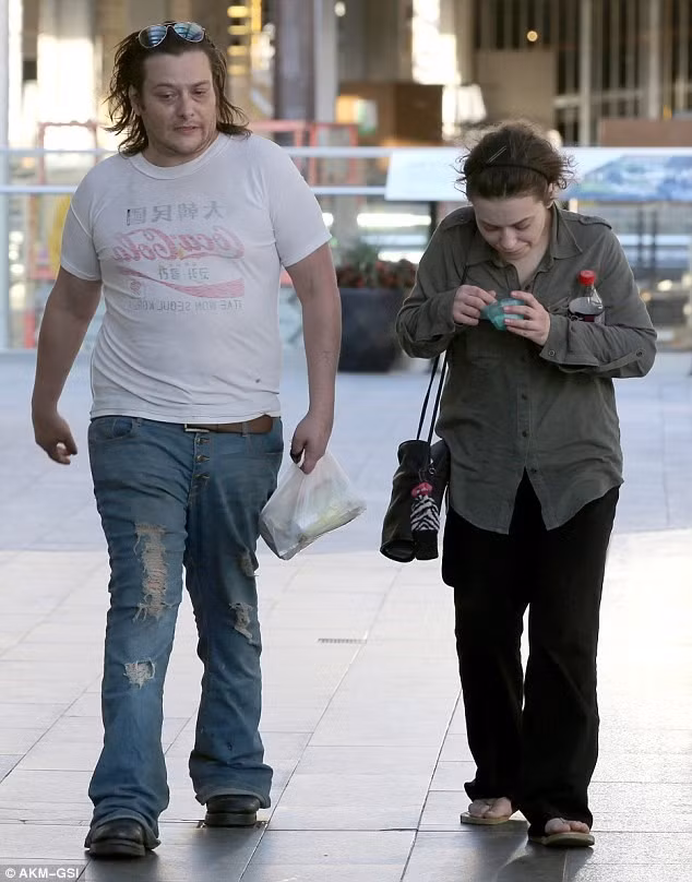 Từng trải qua rất nhiều mối quan hệ tình cảm khác nhau, Edward Furlong hiện cặp với Monica Keena - người đẹp của loạt phim truyền hình Dawson's Creek. Hai người lần đầu gặp nhau trên trường quay của bộ phim Night of the Demon (2009). Ảnh: Xposure.