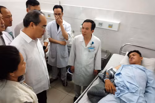 Bí thư Thành ủy TP HCM Nguyễn Thiện Nhân đến thăm các hiệp sĩ bị thương khi tham gia truy bắt băng trộm xe máy SH.