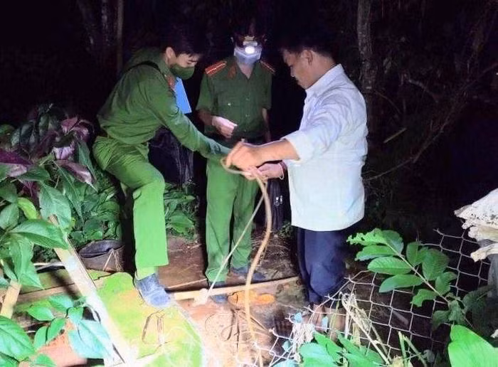  Đổ thuốc trừ sâu xuống giếng nhà vợ cũ: Chu Sỹ D. (44 tuổi, trú huyện Krông Năng, Đắk Lắk) cho rằng vợ cũ ly hôn là để 'cặp bồ' với người đàn ông khác, ông D. đã đổ chai thuốc trừ sâu vào giếng nước sinh hoạt của nhà vợ cũ là bà Chu Thị M. (40 tuổi) để trả thù. Ngày 3/9, Công an xã Ea Tân cho biết đang điều tra, làm rõ. 