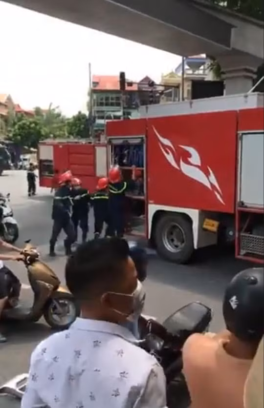 Hiện nguyên nhân vụ 4 căn nhà bốc cháy dữ dội khiến nhiều tài sản bị thiêu rụi đang được lực lượng chức năng điều tra, làm rõ. 