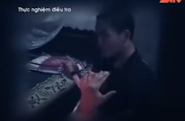 Nghĩ là làm, trong lúc anh Sơn vẫn đang mê man, Hậu dùng tay siết thật mạnh cổ nạn nhân. Anh Sơn đã cố vùng vẫy chống cự thì Hậu lập tức dùng con dao Thái Lan lấy dưới nhà anh Sơn, đâm liên tiếp vào cổ và người nạn nhân cho đến khi anh gục hẳn. Hậu vứt dao, lấy dây chuyền và nhẫn từ nạn nhân, rồi lần mò lục và lấy hết những gì tìm thấy dù cho khắp người lúc ấy nhuốm đầy máu. (Ảnh: ANTV)