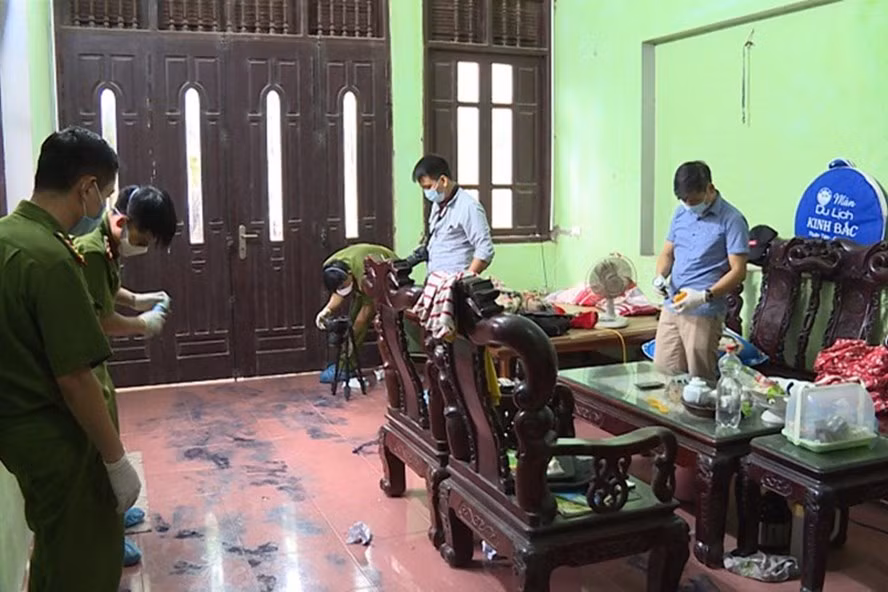  Sát hại 2 vợ chồng trong đêm mưa: Khoảng 0h30 ngày 17/8/2018, tại số nhà 6 đường Linh Đài, khu phố Nam Tiến, phường Hồng Châu, TP Hưng Yên đã xảy ra vụ giết người trong cơn mưa bão tố. Nạn nhân tử vong là anh Đặng Văn Trường (SN 1977) và vợ là chị Nguyễn Thị Hoa (SN 1978), bị sát hại tại nhà riêng. 