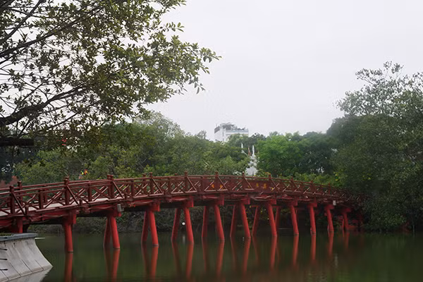 Cùng với đó, việc di biến động dân cư, người từ vùng dịch về Hà Nội vẫn diễn biến phức tạp, nhất là qua đường mòn, lối mở, đường thủy, đường sắt…; người dân ra đường vẫn còn đông. 
