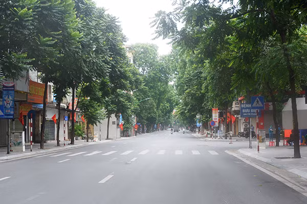 Theo ghi nhận của PV Báo Tri thức và Cuộc sống, nhiều tuyến đường Hà Nội vắng người đi lại trong trong dịp nghỉ lễ 2/9.