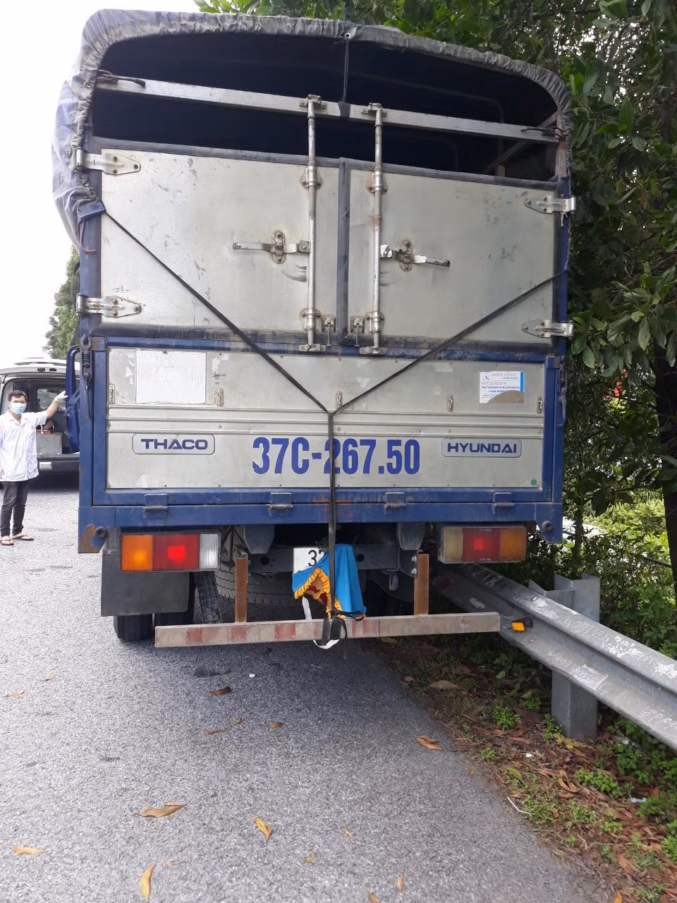 Hiện nguyên nhân vụ va chạm giữa hai ô tô khiến 2 người thương vong ở Hà Nam đang được cơ quan chức năng điều tra, làm rõ.