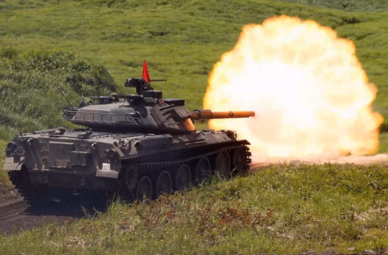 Dù được trang bị từ năm 1962, tuy nhiên sức mạnh của Type 74 vẫn đáng gờm, vượt trội hoàn toàn các dòng tăng M48 hay T-54/55, T-62 mà các nước Đông Nam Á đang sử dụng nhiều. Type 74 được trang bị lớp giáp thép vát nghiêng lớn cho độ dày tương đương 189-195mm ở điểm dày nhất. Hỏa lực có pháo 105mm L7 có thể bắn các loại đạn xuyên giáp mạnh APDS, APFSDS và HEAT-MP.... Nguồn ảnh: Odd Stuff Magazine