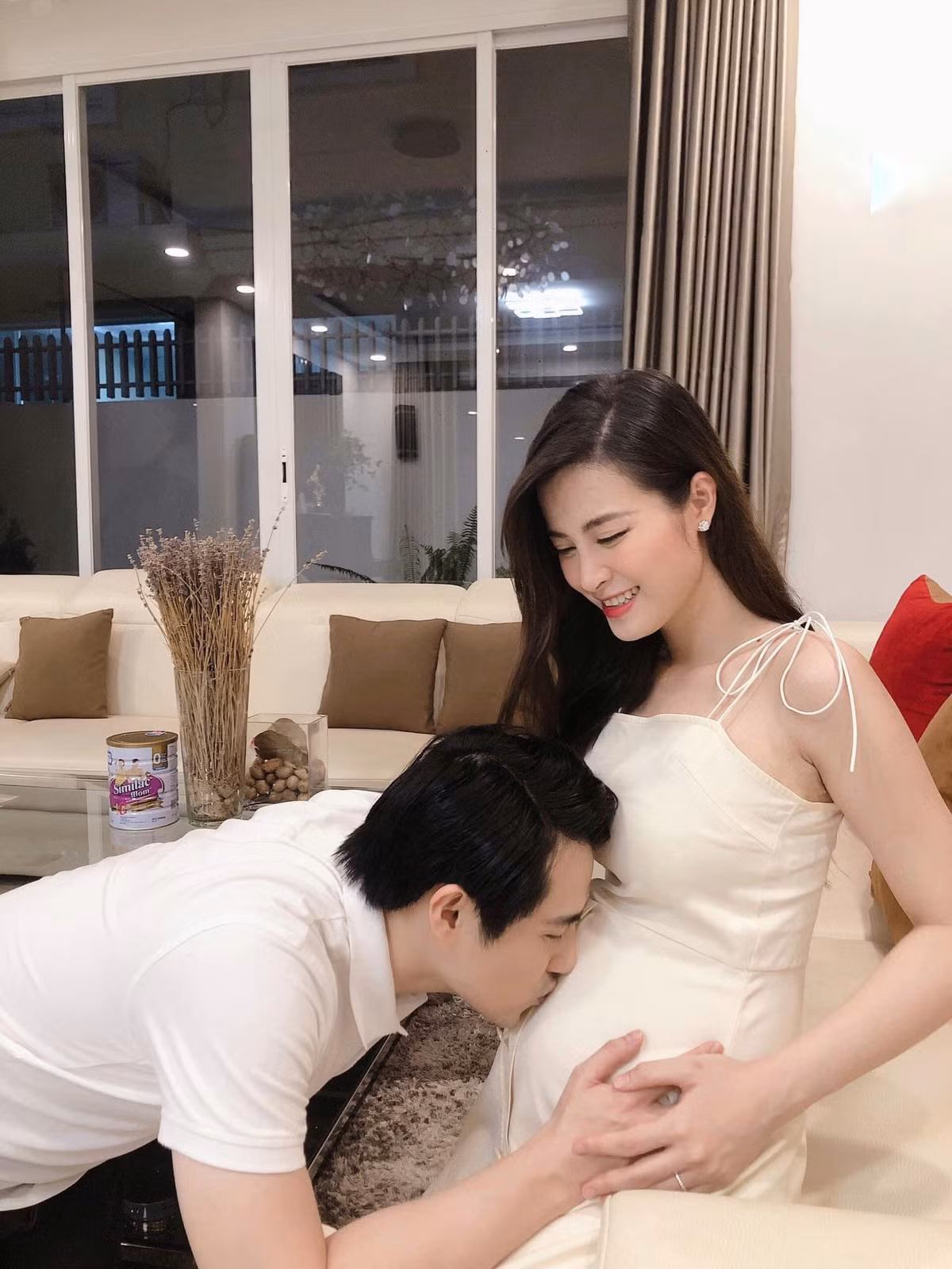 Từ lúc thông báo có bầu đến nay, Đông Nhi luôn xuất hiện với hình ảnh rạng rỡ với vòng 2 ngày một lớn.