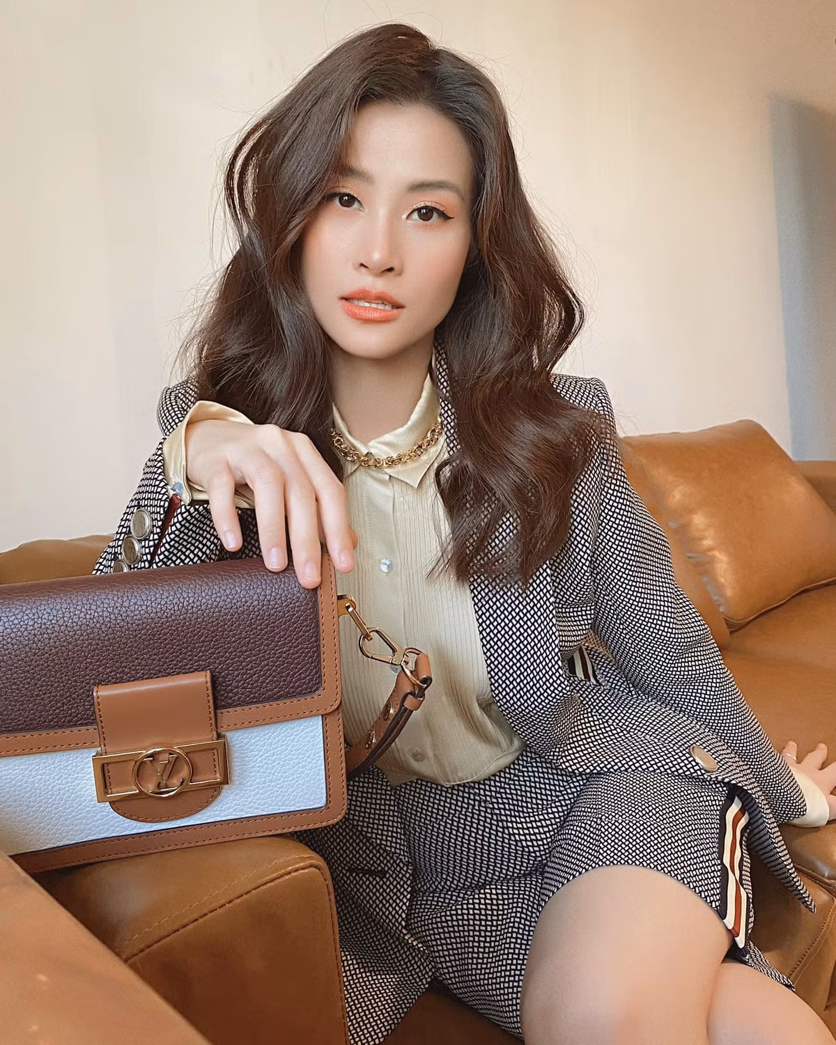 Nữ ca sĩ vừa vui mừng thông báo đến người hâm mộ mình đang mang bầu bé gái trong niềm hạnh phúc của cả gia đình. "Ruộng sâu trâu nái, không bằng con gái đầu lòng": mẹ Đông Nhi hài hước chia sẻ.